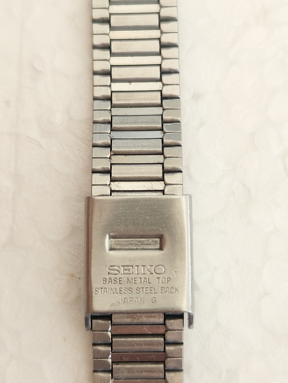 Vintage Seiko 1E20 5520 Gold and Silver Rectangular Tiny Quartz Watch - Picture 7 of 12